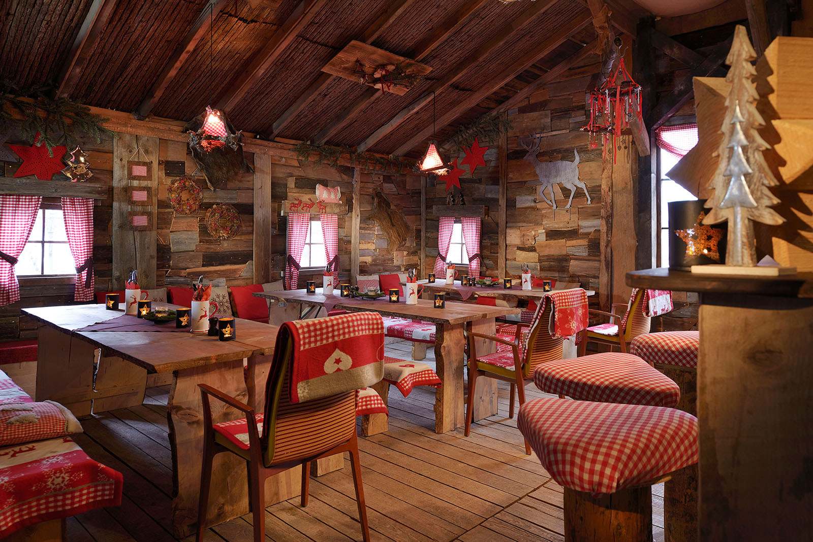 Einblick in die Alm auf dem Landgut Walkemühle, rot weiße Dekoelemente zieren das rustikale Ambiente für Ihre Feier.